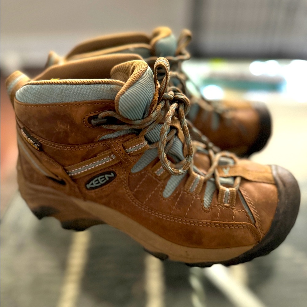 Selling women’s size 5 Keen waterproof hiking boots.